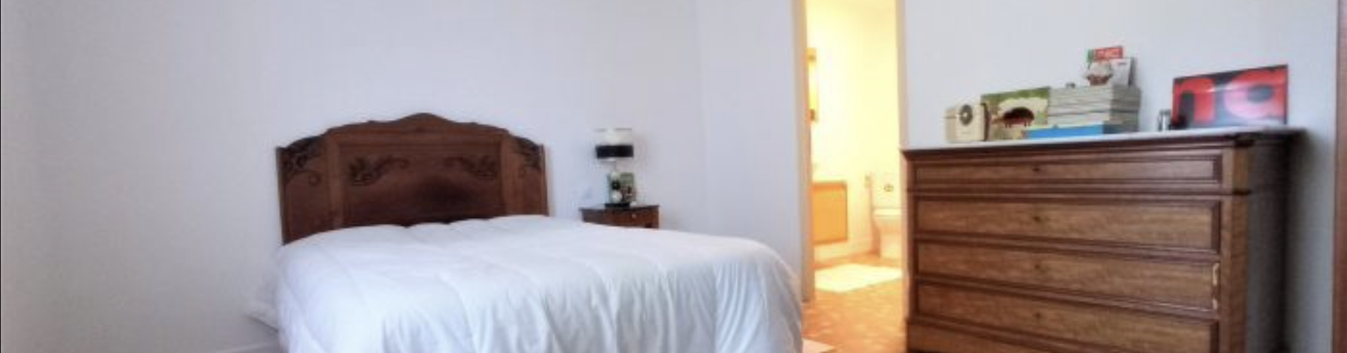 Belle et grande chambre au rez-de-chaussée avec salle d'eau